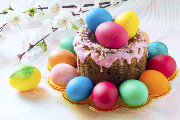 Gâteau Pâques Avec Sucre Glace Œufs Peints Colorés Fleurs Printemps — Photo