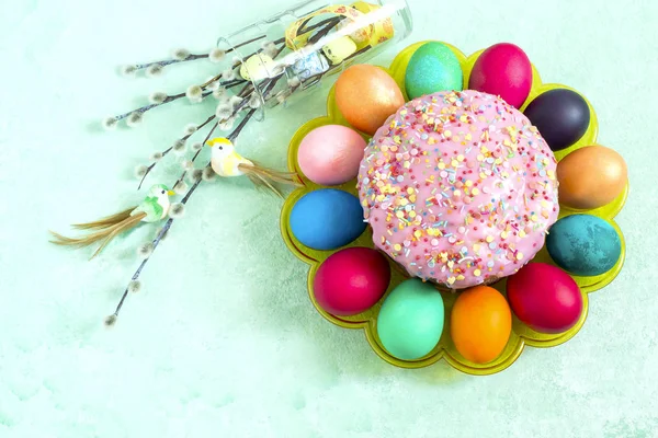 Wielkanocne Ciasto Pudrem Cukrem Kolorowe Pisanki Bukiet Puszysty Wierzby Szkło — Zdjęcie stockowe