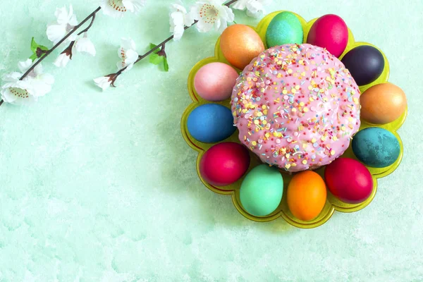 Pastel Pascua Con Azúcar Glaseado Coloridos Huevos Pintados Flores Primavera — Foto de Stock
