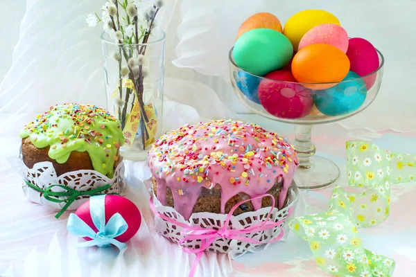 Gâteaux Pâques Avec Sucre Glace Œufs Peints Colorés Bouquet Brindilles — Photo