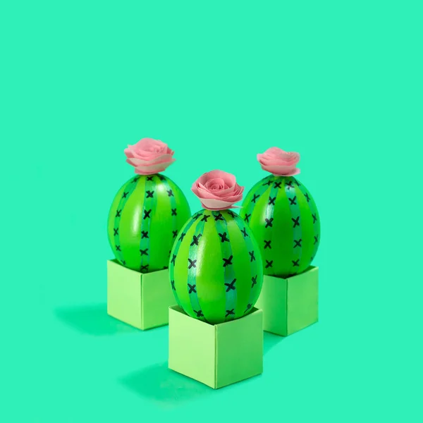 Három Vicces Kézzel Kaktusz Készült Tojás Kreatív Húsvéti Dekoráció Minimális — Stock Fotó