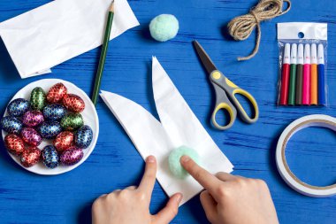 Nasıl Paskalya tavşanı şeklinde tatlılar için paketi yapmak. Çocuk sanat projesi. DIY kavramı. Adım adım talimat fotoğraf. Adım 4. Tutkal kuyruk Bunny 
