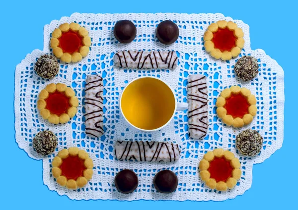 Ornamento Chá Doces Guardanapo Tricotado Padrão Simétrico Chocolate Doce Biscoitos — Fotografia de Stock