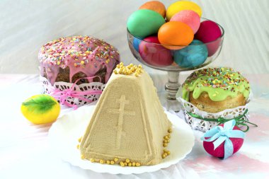 Karamelli peynir tatlısı (Paskha) ve Paskalya kek 