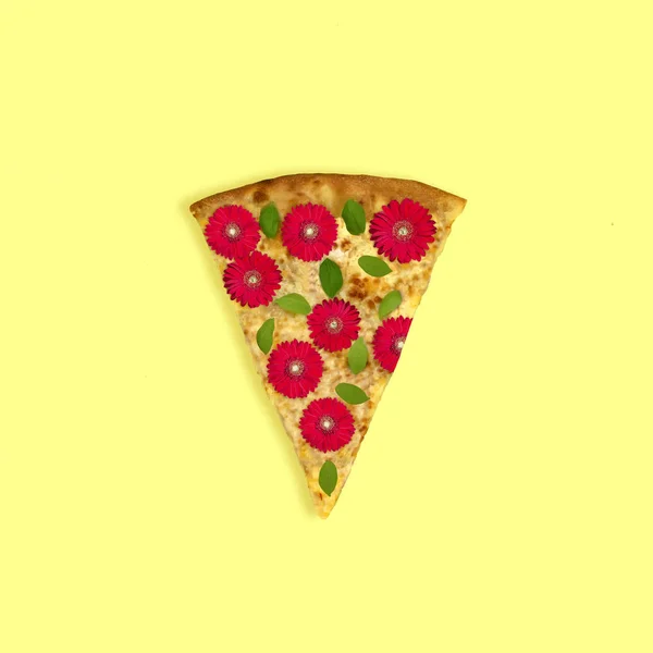 Кусок пиццы Маргарита с красными герберами вместо помидоров — стоковое фото