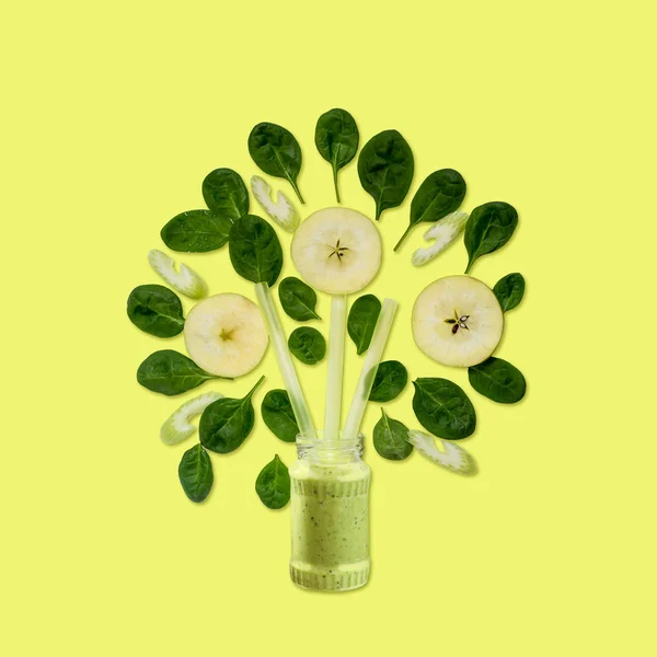 Vaso di frullati verdi, cannucce da cocktail e ingredienti — Foto Stock