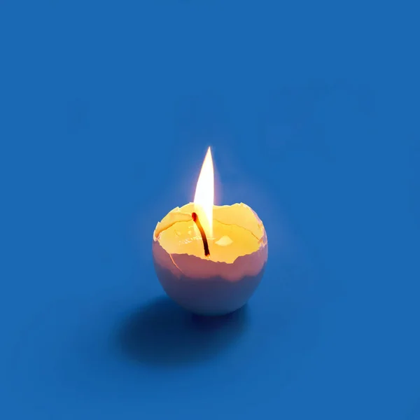 卵の殻で自家製の非常に熱い蝋燭 — ストック写真