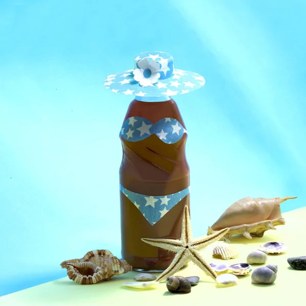 Бутылка сока оформлена в стиле пляжной вечеринки — стоковое фото