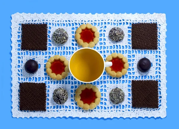 Ornamento de chá e doces em guardanapo de malha — Fotografia de Stock
