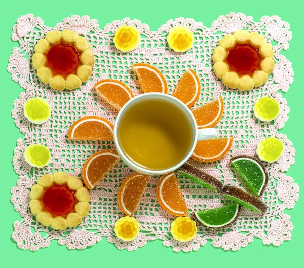 Adorno de té y dulces en servilleta de punto — Foto de Stock