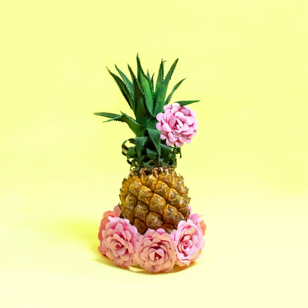 Piña decorada con flores de papel —  Fotos de Stock