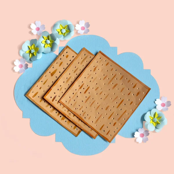 Декоративная рамка с маццо хлебом и цветами на Пасху — стоковое фото