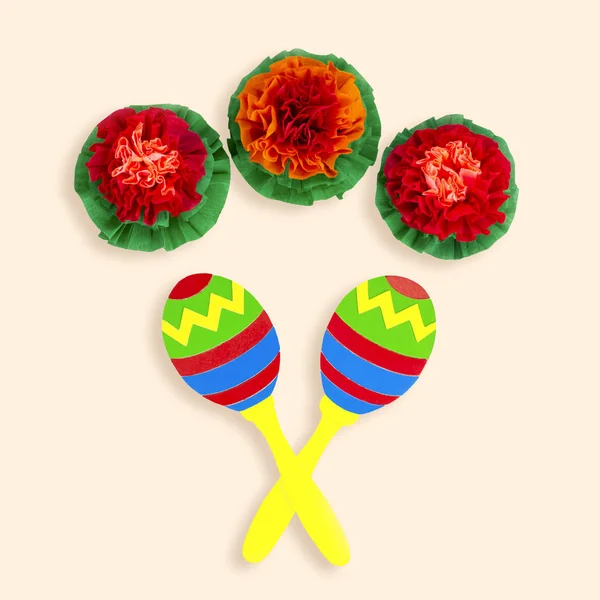 Symbols of Cinco de Mayo maracas and mexican flowers — Stock Photo, Image