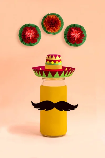 Cocktail em garrafa com decoração mexicana para Cinco de Mayo — Fotografia de Stock