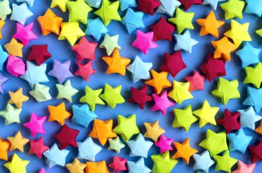 Birçok çok renkli küçük origami yıldız 