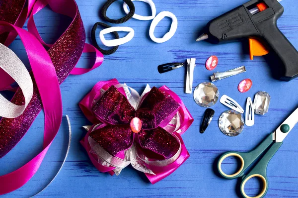 Fazendo arco para penteado da menina — Fotografia de Stock