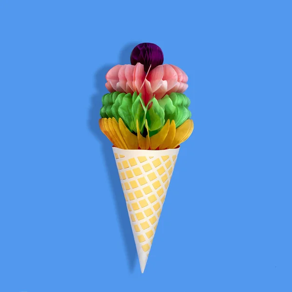 Grande crème glacée en cône de gaufre en papier — Photo