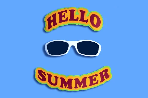 Napis Hello Summer i okulary przeciwsłoneczne — Zdjęcie stockowe