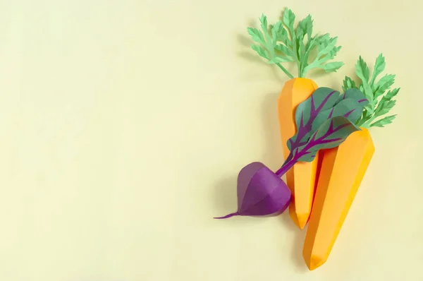 Морковь и свекла из бумаги — стоковое фото