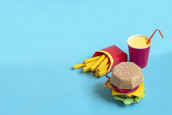 Hamburger, kutuda patates kızartması ve kağıttan yapılmış cam içecek — Stok fotoğraf