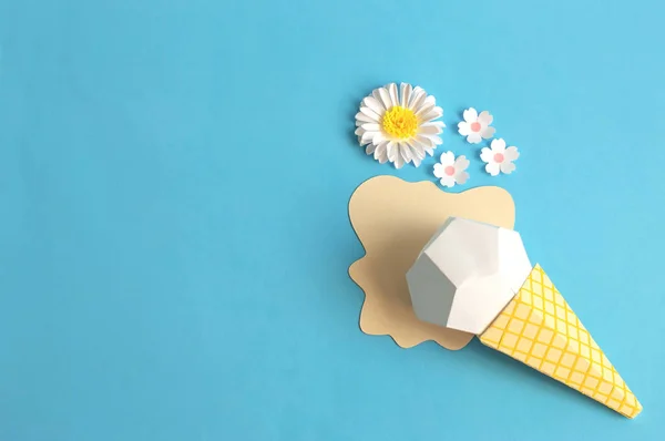 Crème glacée au cône de gaufre et fleurs en papier — Photo