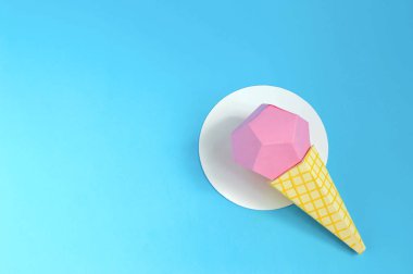 Kağıttan yapılmış waffle konisinde dondurma 