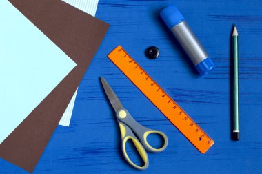 Çocuk babalar günü için tebrik kartı yapar. Adım 1 