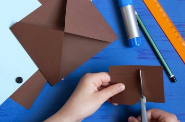 Çocuk babalar günü için tebrik kartı yapar. Adım 5 