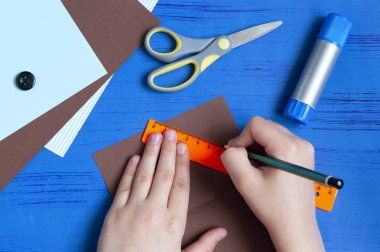 Çocuk babalar günü için tebrik kartı yapar. Adım 2 