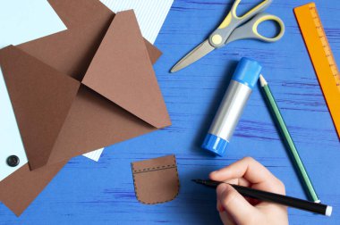 Çocuk babalar günü için tebrik kartı yapar. Adım 6 