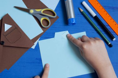 Çocuk babalar günü için tebrik kartı yapar. Adım 9 