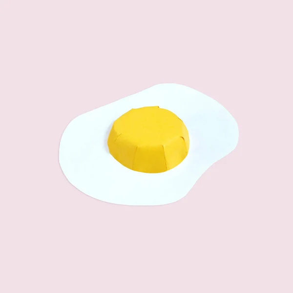 Паперове яйце на фоні персикового кольору — стокове фото