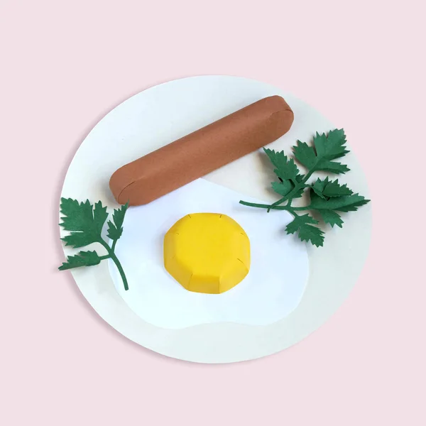 Vejce smažená na desce s klobásou a petrželkou — Stock fotografie