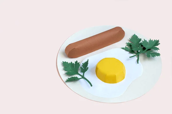 Uova fritte di carta con salsiccia e prezzemolo sul piatto — Foto Stock