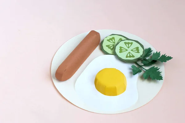 Smažená vejce s klobásou, okurkami a petržel na pl — Stock fotografie