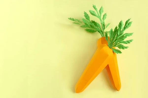 Две бумажные морковки на желтом фоне — стоковое фото