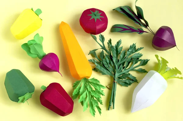 Conjunto de verduras de papel sobre fondo amarillo — Foto de Stock