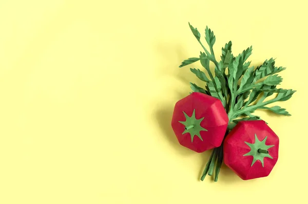 Dois tomates de papel e salsa em fundo amarelo — Fotografia de Stock