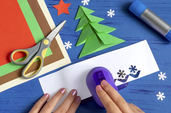 Wie man Weihnachtskarte mit Weihnachtsbaum macht. Schritt 8 — Stockfoto