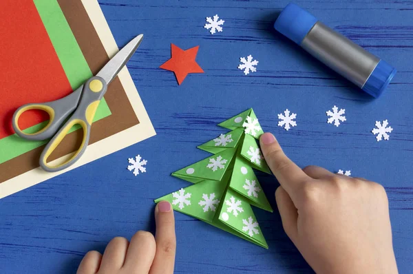 Wie man Weihnachtskarte mit Weihnachtsbaum macht. Schritt 9 — Stockfoto
