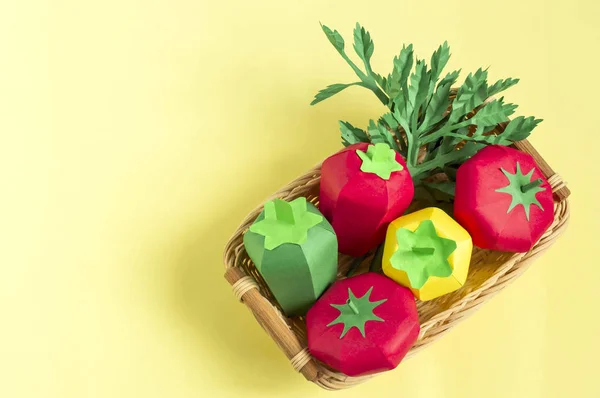 Tomates de papel, pimentos e salsa em bandeja de vime — Fotografia de Stock