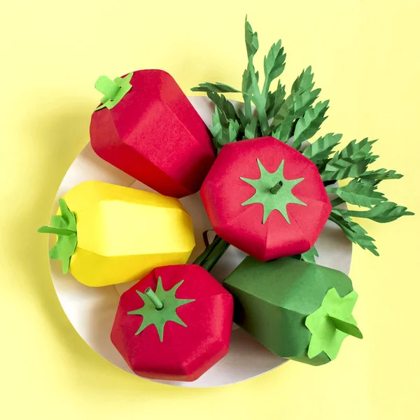 Tomates de papel, pimentos e salsa em prato de papel — Fotografia de Stock