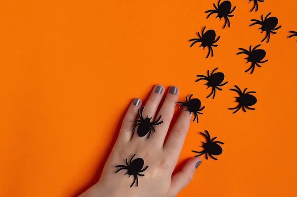 Бумажные пауки ползают по женской руке. Концепция Хэллоуина — стоковое фото