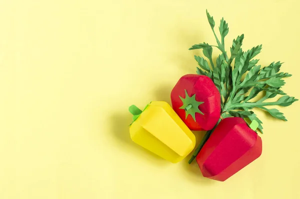 Papel tomate, pimenta e salsa sobre fundo amarelo — Fotografia de Stock