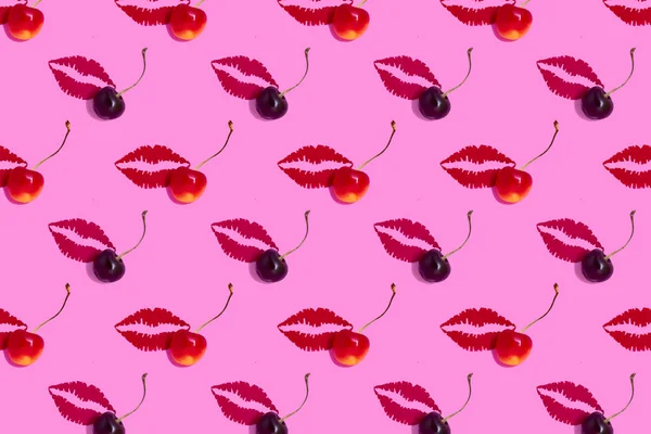 Fundo rosa com lábios de papel em forma de beijo e cereja doce — Fotografia de Stock