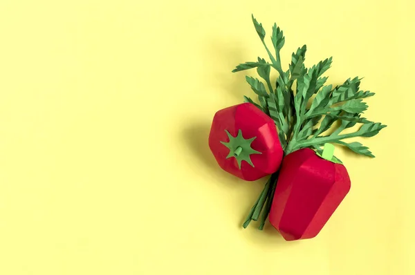 Kağıt domates, biber ve maydanoz sarı arka plan üzerinde — Stok fotoğraf