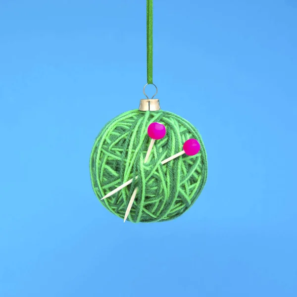 Bola de Navidad de hilo con agujas de punto — Foto de Stock