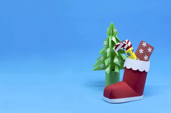 3D Papier Weihnachtsmann Stiefel mit Geschenken und Origami-Weihnachtsbaum — Stockfoto