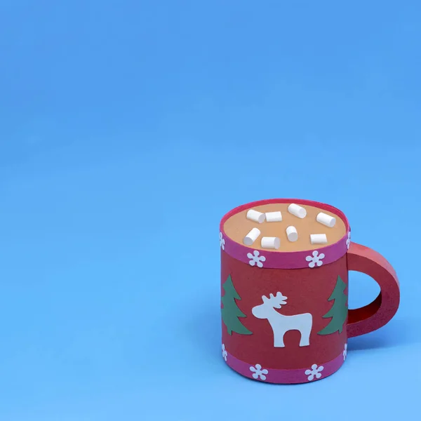 Caneca de papel 3d para bebidas de Natal no fundo azul — Fotografia de Stock