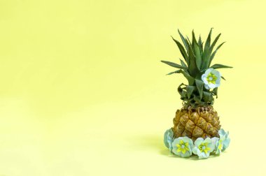 Kağıt çiçeklerle süslenmiş ananas 